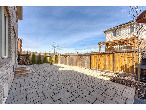 Virtual tour of 32 Fingland Cres, Waterdown, Ontario, L8B 0S8