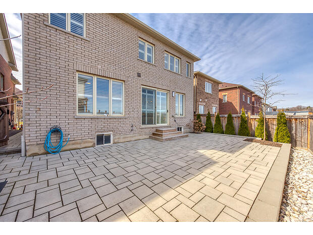 Virtual tour of 32 Fingland Cres, Waterdown, Ontario, L8B 0S8