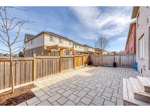 Virtual tour of 32 Fingland Cres, Waterdown, Ontario, L8B 0S8